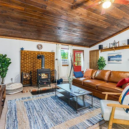 Secluded W Hot Tub, Fire Pit, Deck & Updated Wifi Great Cacapon Exteriör bild