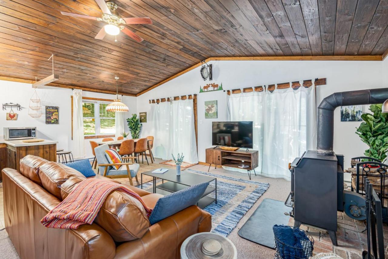 Secluded W Hot Tub, Fire Pit, Deck & Updated Wifi Great Cacapon Exteriör bild