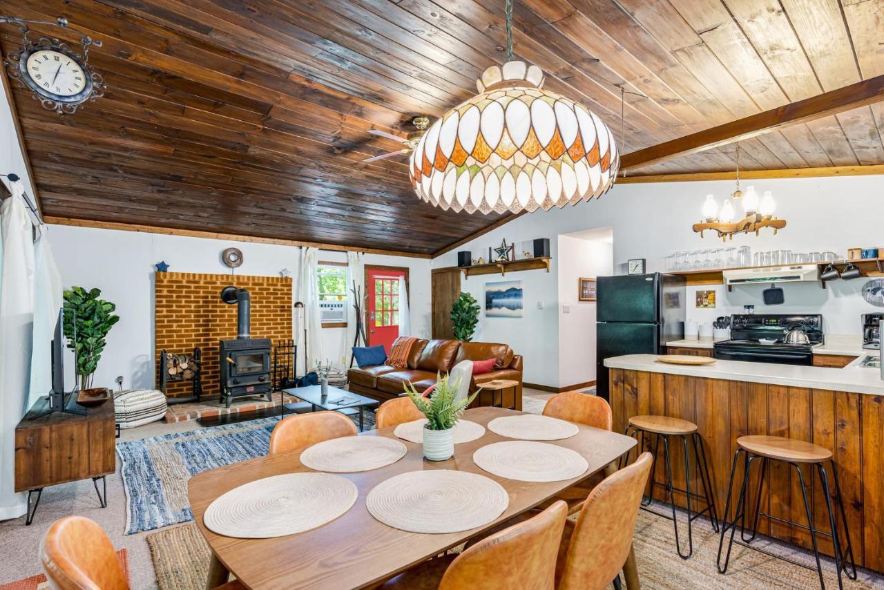 Secluded W Hot Tub, Fire Pit, Deck & Updated Wifi Great Cacapon Exteriör bild