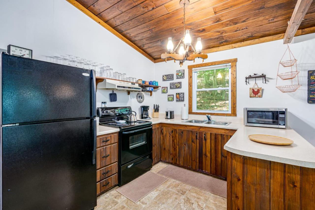 Secluded W Hot Tub, Fire Pit, Deck & Updated Wifi Great Cacapon Exteriör bild