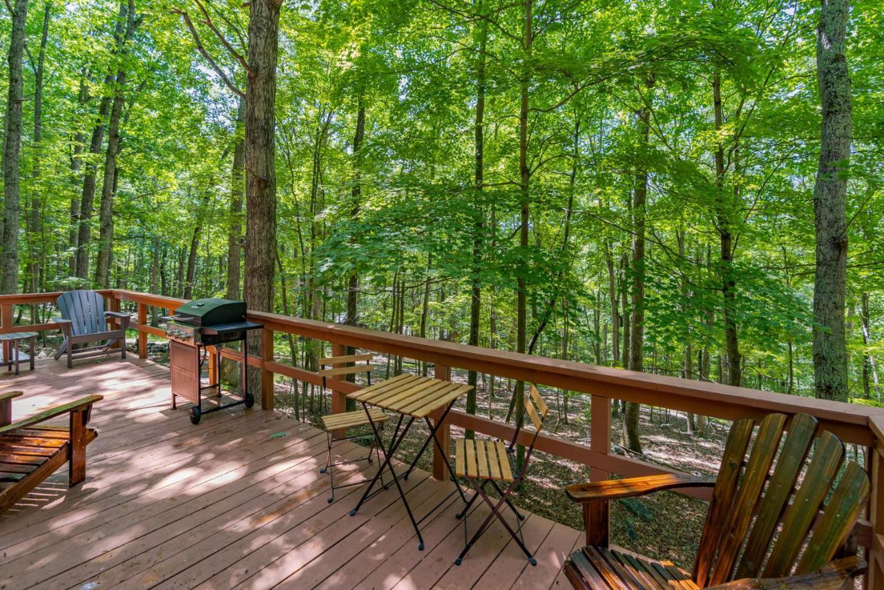 Secluded W Hot Tub, Fire Pit, Deck & Updated Wifi Great Cacapon Exteriör bild