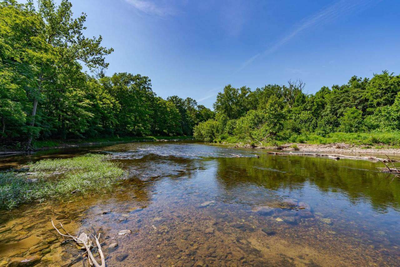 Secluded W Hot Tub, Fire Pit, Deck & Updated Wifi Great Cacapon Exteriör bild