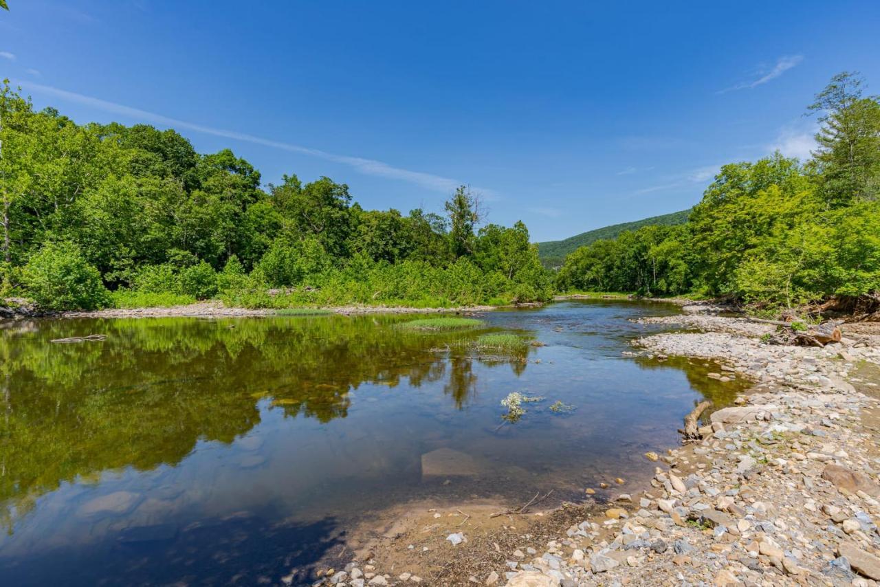 Secluded W Hot Tub, Fire Pit, Deck & Updated Wifi Great Cacapon Exteriör bild