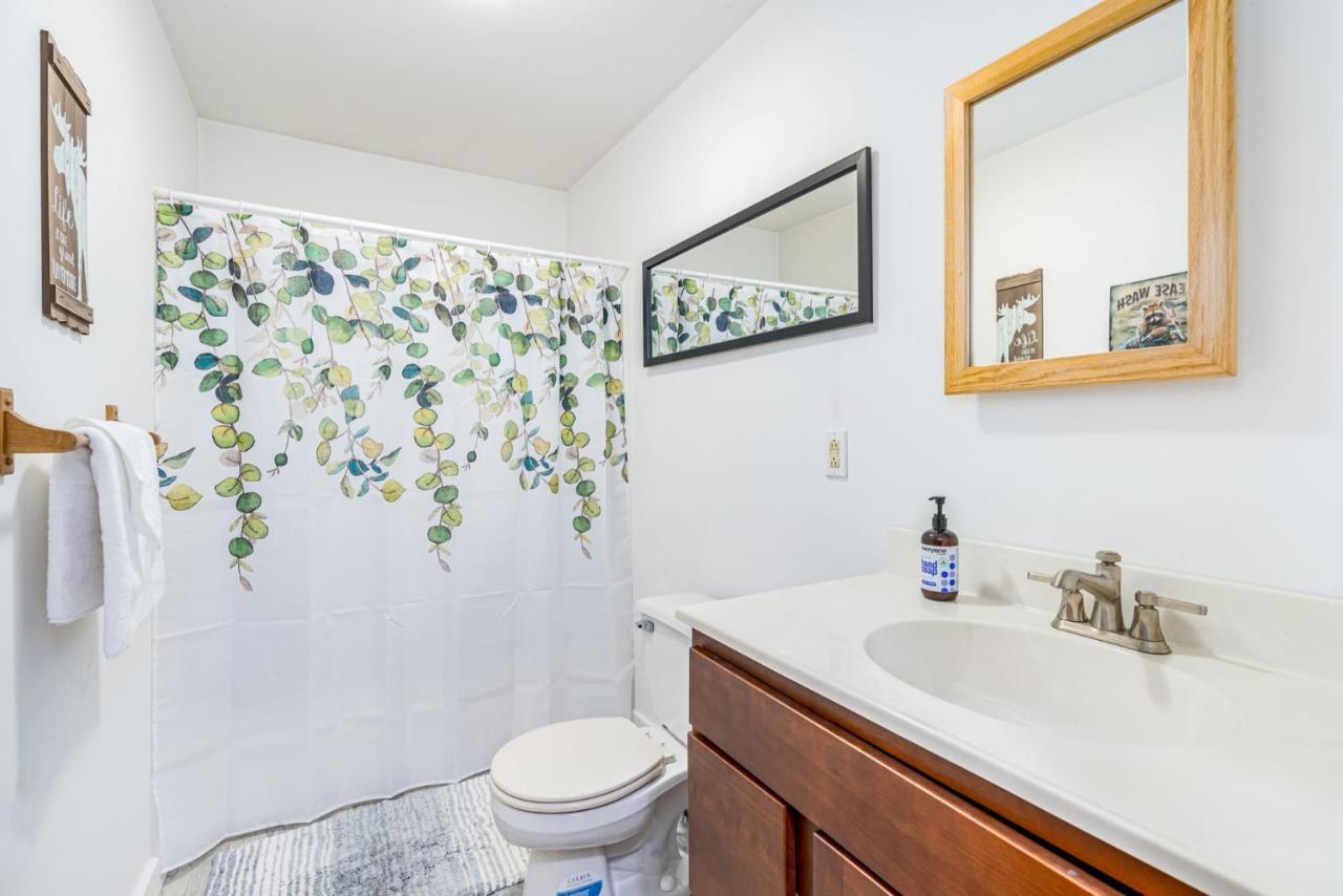 Secluded W Hot Tub, Fire Pit, Deck & Updated Wifi Great Cacapon Exteriör bild