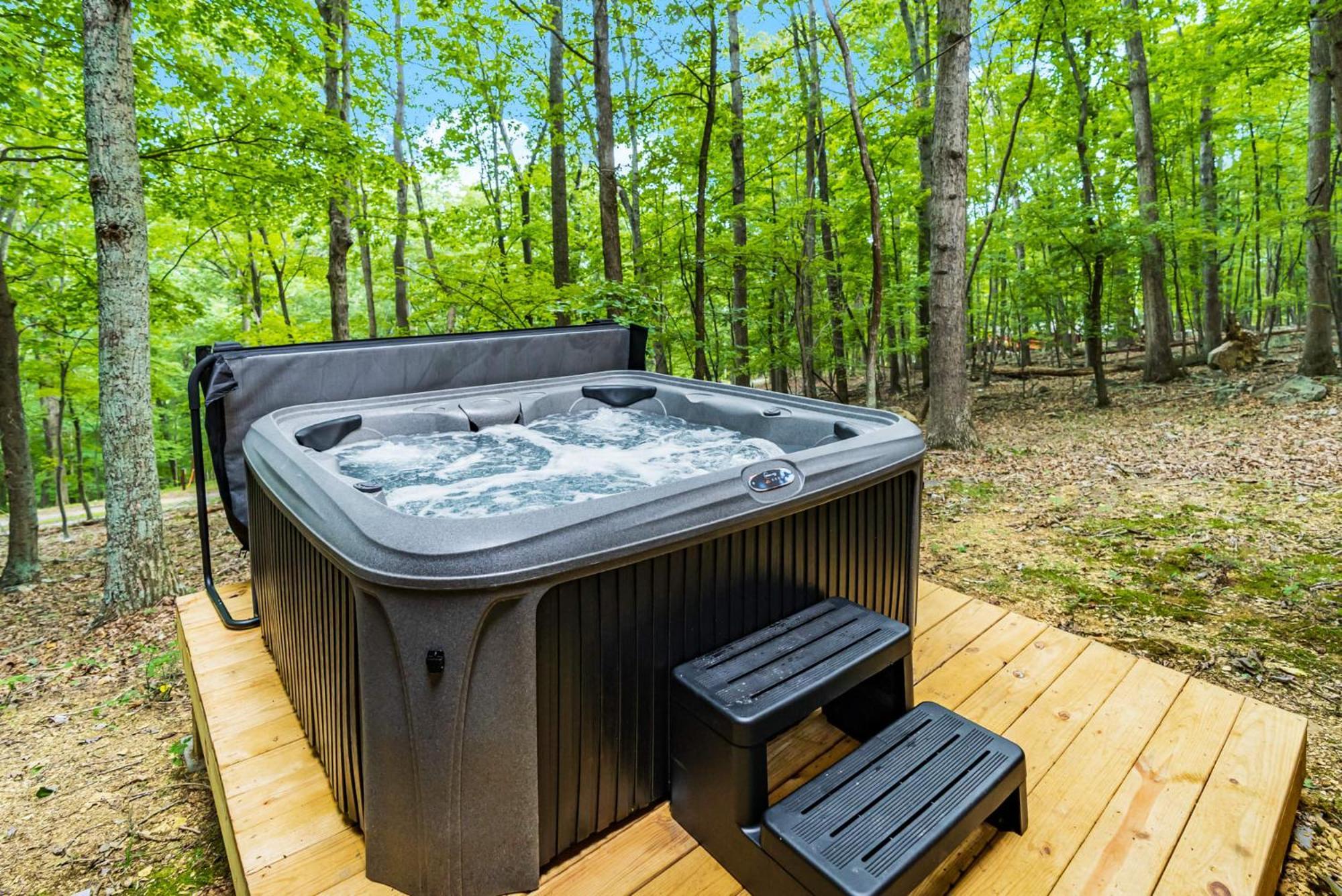 Secluded W Hot Tub, Fire Pit, Deck & Updated Wifi Great Cacapon Exteriör bild